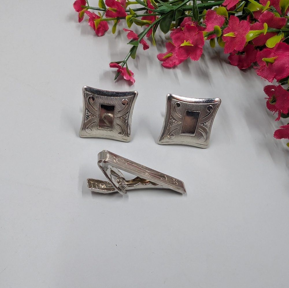 Vintage Engraved Ornated Cuff Link And Tie Bar Set